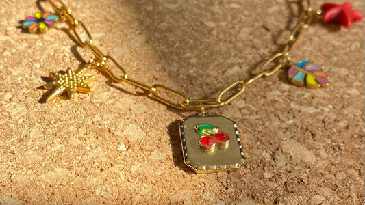 Collier Charm Bar sur chaîne dorée à maillons avec charms étoile, cerise émaillée et fleur multicolore